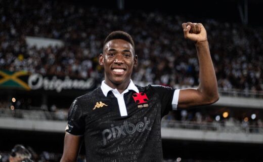 Léo com a terceira camisa do Vasco