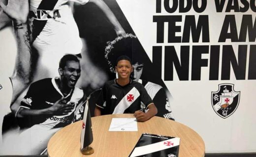 Lucas Ovídio assinando contrato com o Vasco