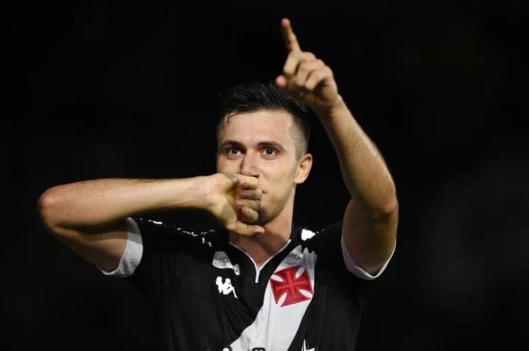 Lucas Piton celebra gol pelo Vasco