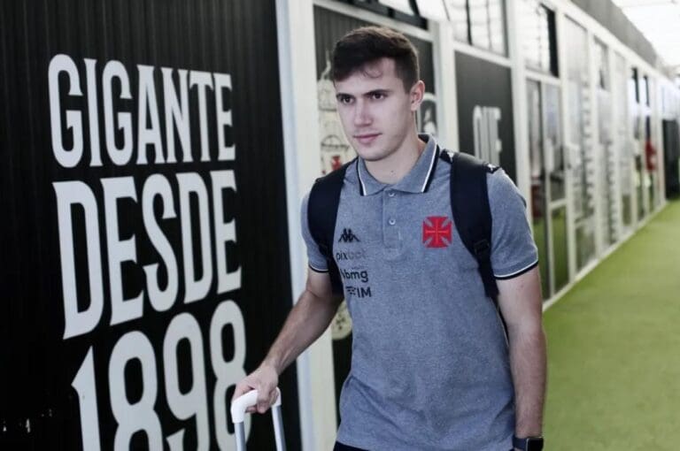 Lucas Piton no CT Moacyr Barbosa