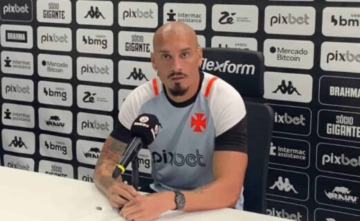 Maicon em entrevista coletiva no CT Moacyr Barbosa