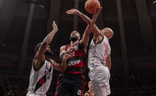 Marquinhos em ação contra o Flamengo