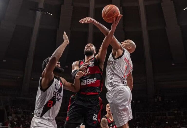 Marquinhos em ação contra o Flamengo