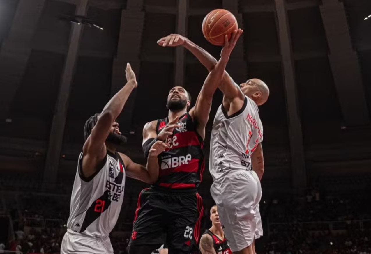 Marquinhos em ação contra o Flamengo
