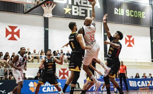 Marquinhos em duelo contra o União Corinthians