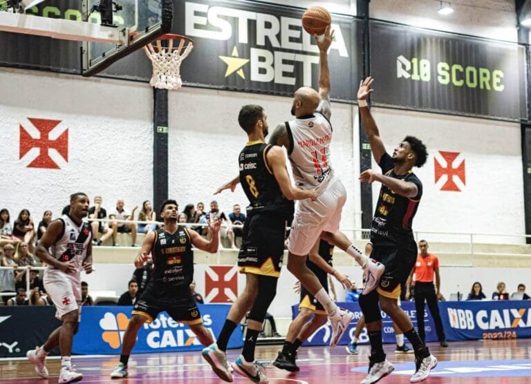 Marquinhos em duelo contra o União Corinthians