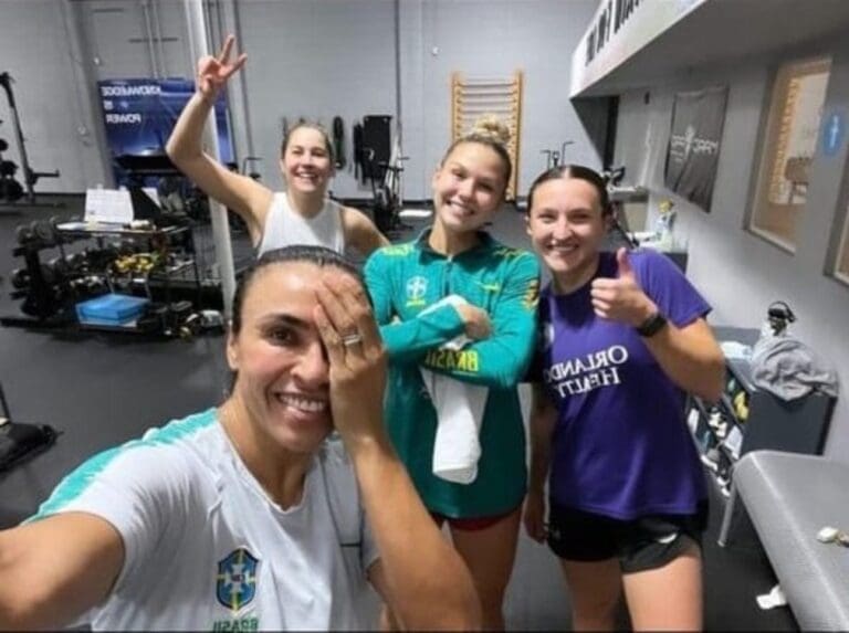 Marta 'imita' comemoração de Pablo Vegetti