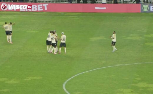 Vasco jogadores comemorando gol no campo.