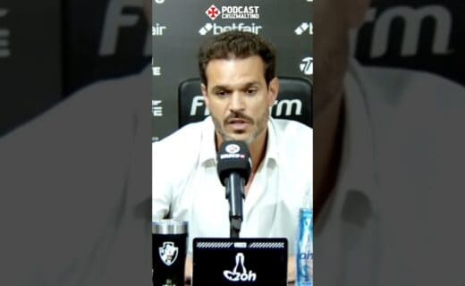 Podcast Cruz Maltino durante entrevista, homem fala ao microfone.