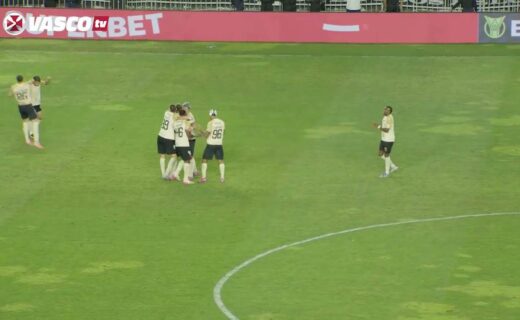 Jogadores do Vasco comemorando gol no campo de futebol.