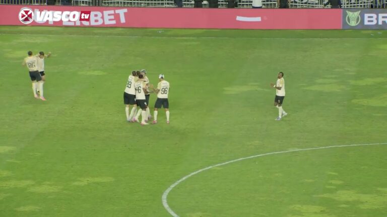 Jogadores do Vasco comemorando gol no campo de futebol.
