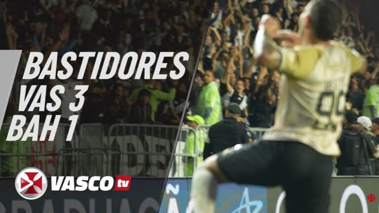 Goleiro comemorando torcida ao fundo.