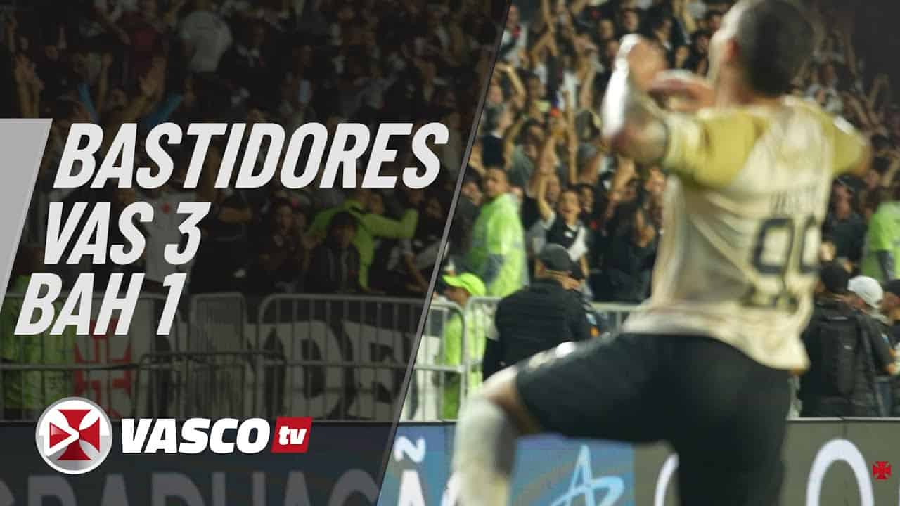 Goleiro comemorando torcida ao fundo.