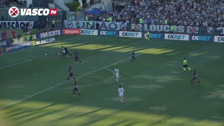 Futebol do Vasco em jogo ao ar livre.