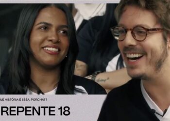 Vasco fan com camisa preta e homem sorrindo com óculos escuros.