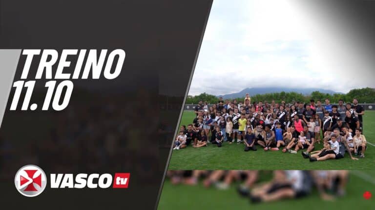 Grupo de pessoas em evento ao ar livre no campo de futebol.