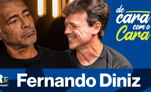 Amigos conversando sorrindo.