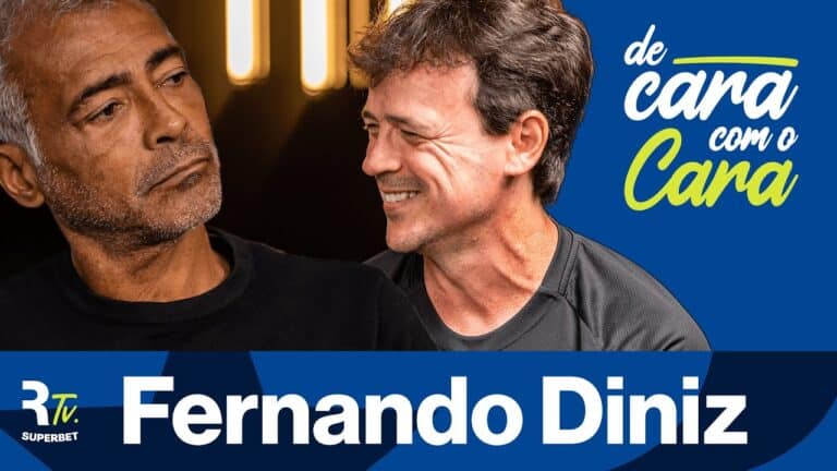 Amigos conversando sorrindo.