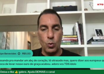 Homem falando em vídeo.