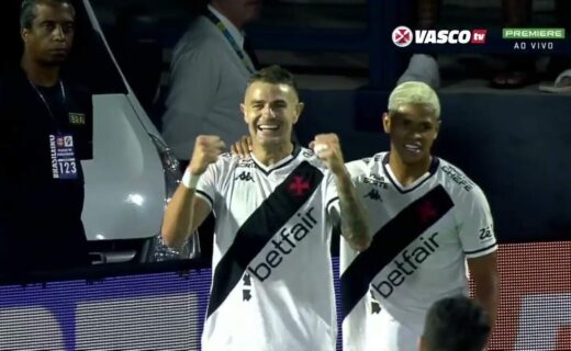 Jogador comemorando vitória no estádio do Vasco.