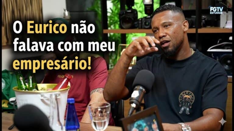 Eurico falando durante entrevista.