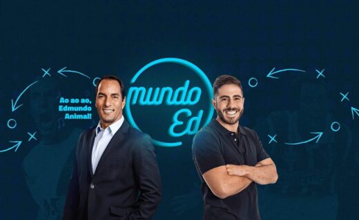 Mundo Edu - Apresentadores com fundo azul escuro.