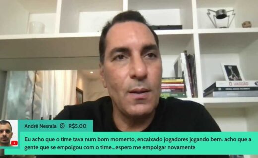 Homem falando em vídeo.