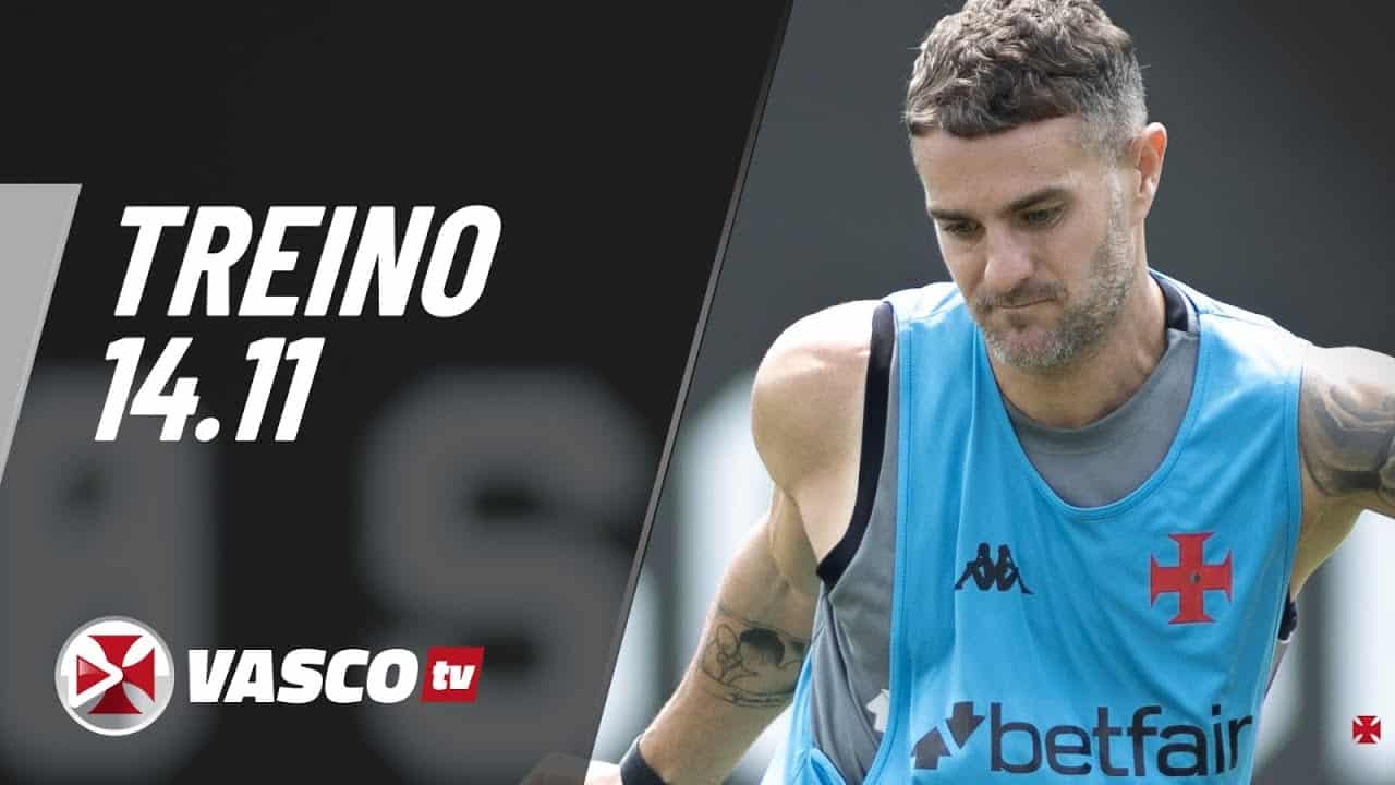 Treinador vasca treinando em campo ao ar livre.