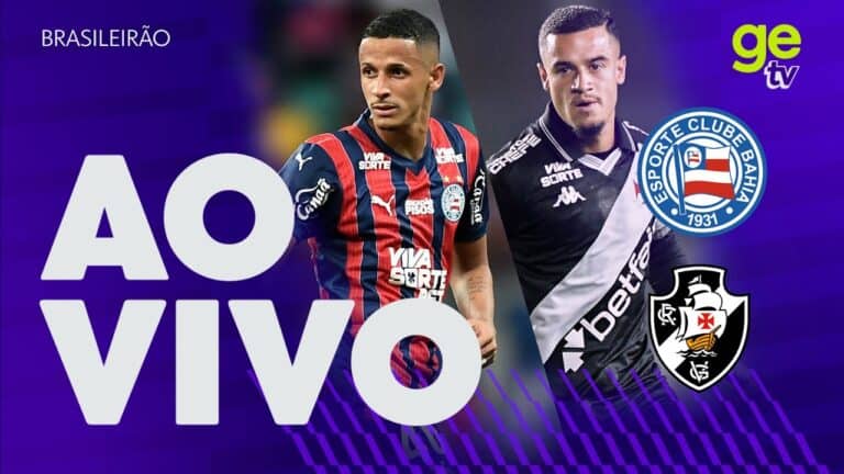 Jogador do Vasco com camisa listrada azul, vermelha e branca.