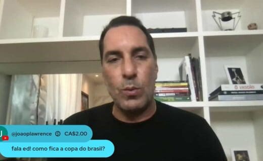 Apostador em vídeo com livros ao fundo.