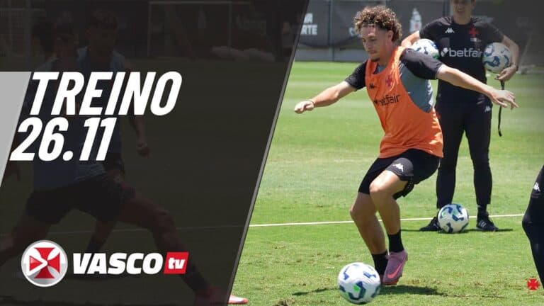 Jogadores treinando em campo com bola.