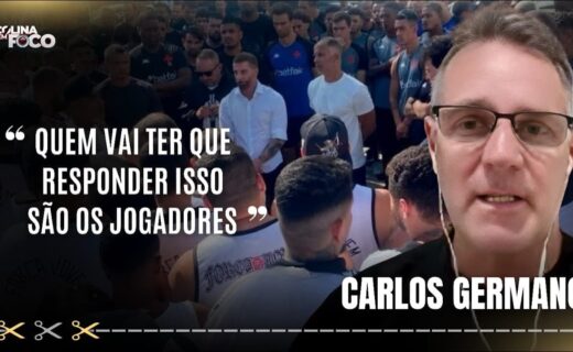 Texto alternativo: Torcedor do Vasco com dirigente Carlos Germano em evento ao ar livre com muitos jogadores ao fundo.