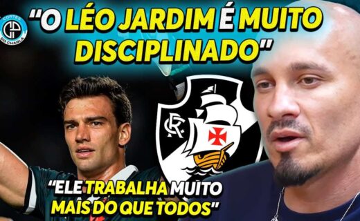 Imagem mostra Léo Jardim ao lado de jogador vascaíno, ambos com expressão séria, com escudo do Vasco ao centro.