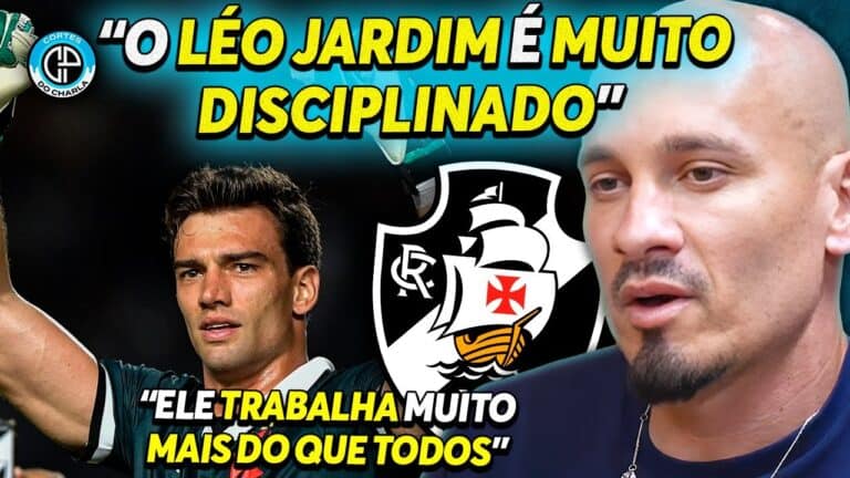 Imagem mostra Léo Jardim ao lado de jogador vascaíno, ambos com expressão séria, com escudo do Vasco ao centro.