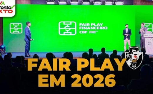 Pessoa falando no palco durante evento.