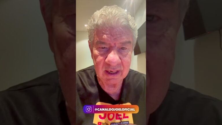 Homem fala com expressão séria em vídeo.