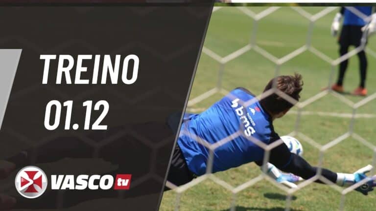 Goleiro do Vasco treinando no campo.