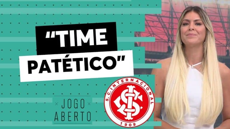 Mulher com cabelo loiro e expressão neutra, vestindo roupa branca, ao fundo com detalhes de estádio ou estrutura metálica em tons rosados e grafite.