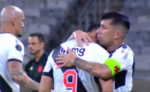 Medel consola Sebastian na saída de campo