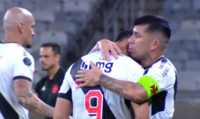 Medel consola Sebastian na saída de campo