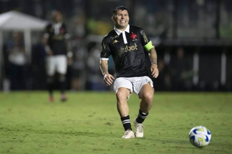 Medel em jogo contra o Corinthians