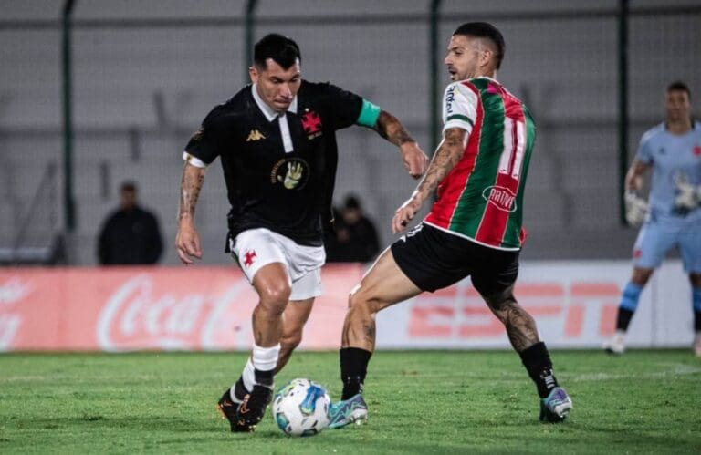 Medel em jogo contra o Deportivo Maldonado