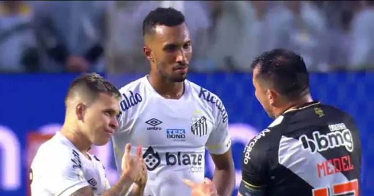 Soteldo e Medel conversam após confusão em Santos x Vasco