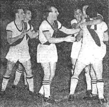 Comemoração do gol de Nestor contra o Arsenal (1949)