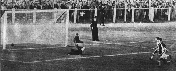 Ademir marca no 3×0 sobre o Peñarol (1951), o Jogo da Vingança