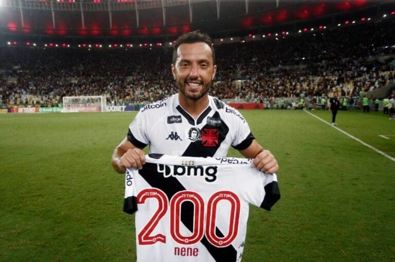 Nenê recebe camisa dos 200 jogos pelo Vasco
