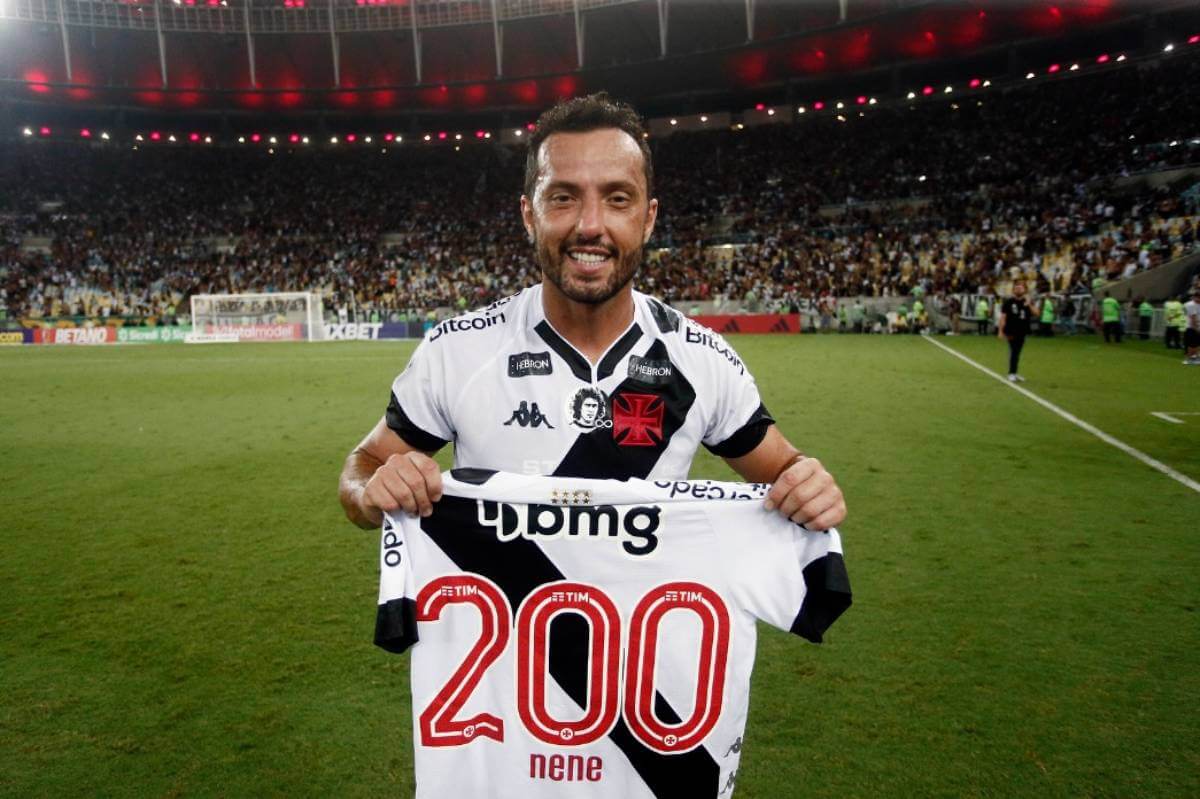 Nenê recebe camisa dos 200 jogos pelo Vasco