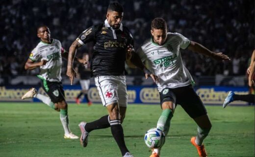 Paulinho em jogo contra o América-MG