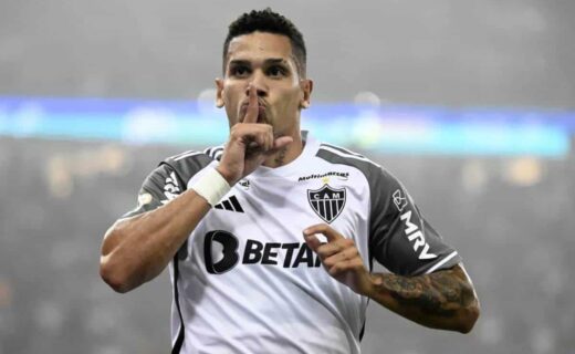 Paulinho comemorando gol contra o Flamengo