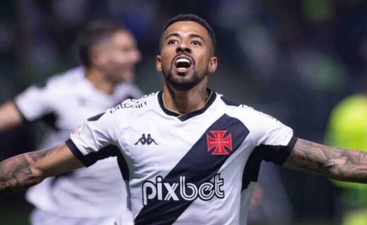 Paulinho comemorando gol contra o Palmeiras